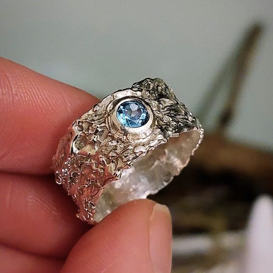 Bague en argent martelé avec cristal inlay bleu vintage