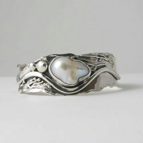 Bague vintage en pierre blanche et argentée ondulée