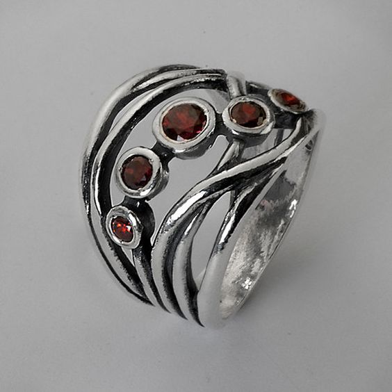 Bague en Argent avec Cristaux Rouges Vintage Superposés