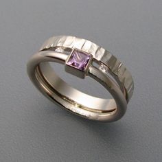Bague en argent vintage avec zircon cubique violet