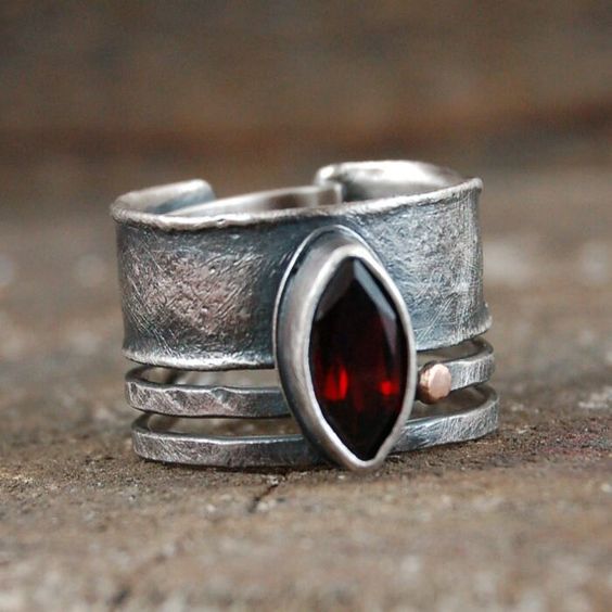 Bague en argent vintage avec cristal ovale rouge