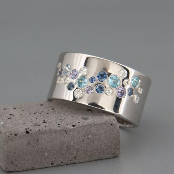 Bague en argent vintage avec cristaux bleus incrustés