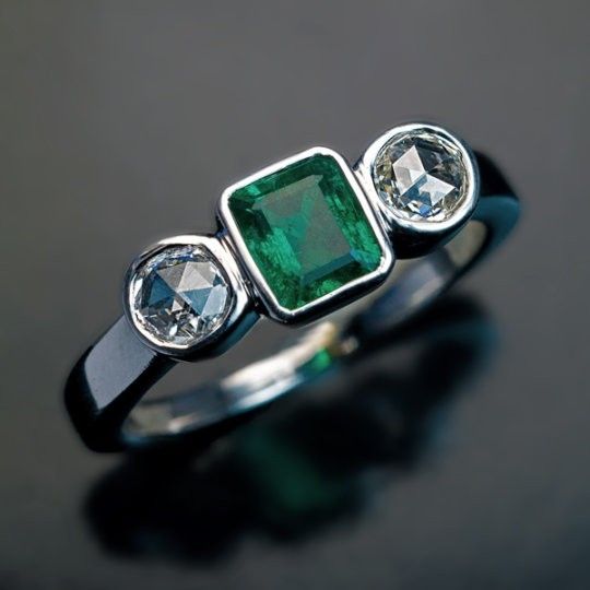 Bague en argent vintage avec zirconia verte