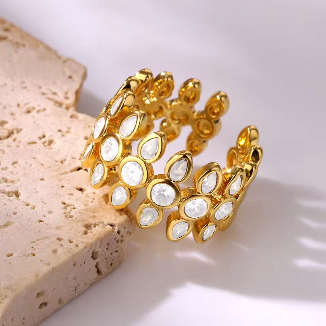 Bague en or réglable avec pierres blanches