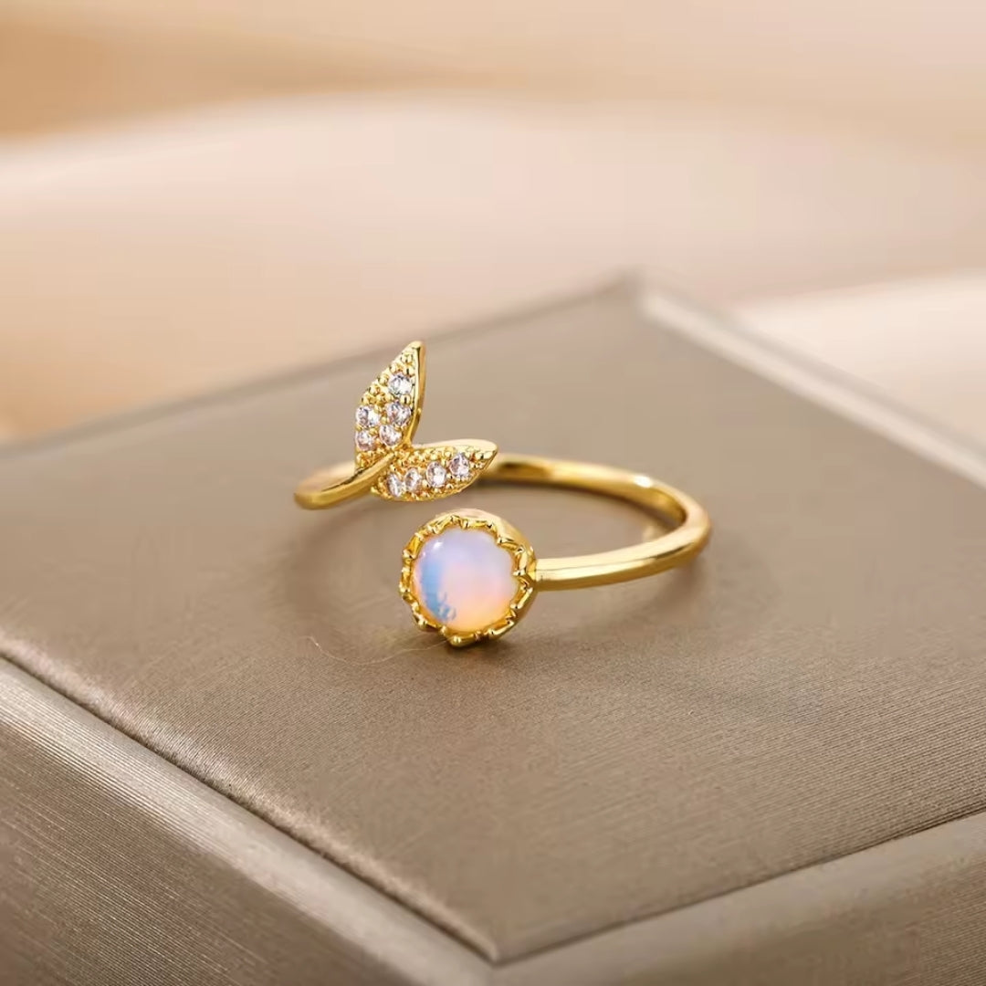 Bague ajustable en opale océan dorée