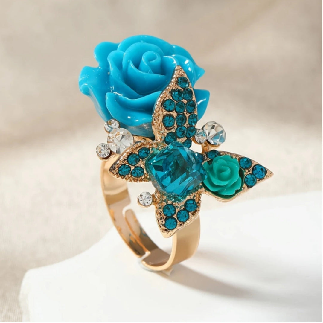 Bague dorée avec papillon bleu brillant et fleur