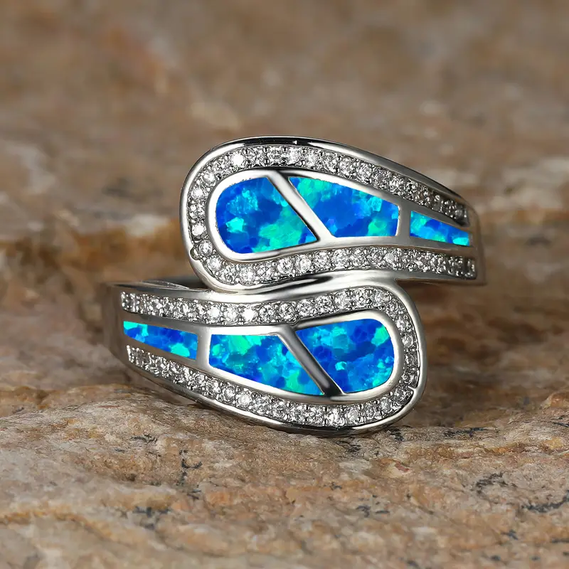 Bague ouverte en argent et opale bleue
