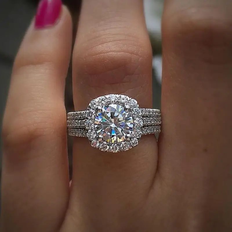_bague argentée soigneusement superposée_