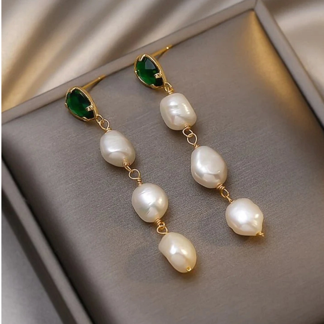 Boucles d'oreilles pendantes en perles avec émeraude en or
