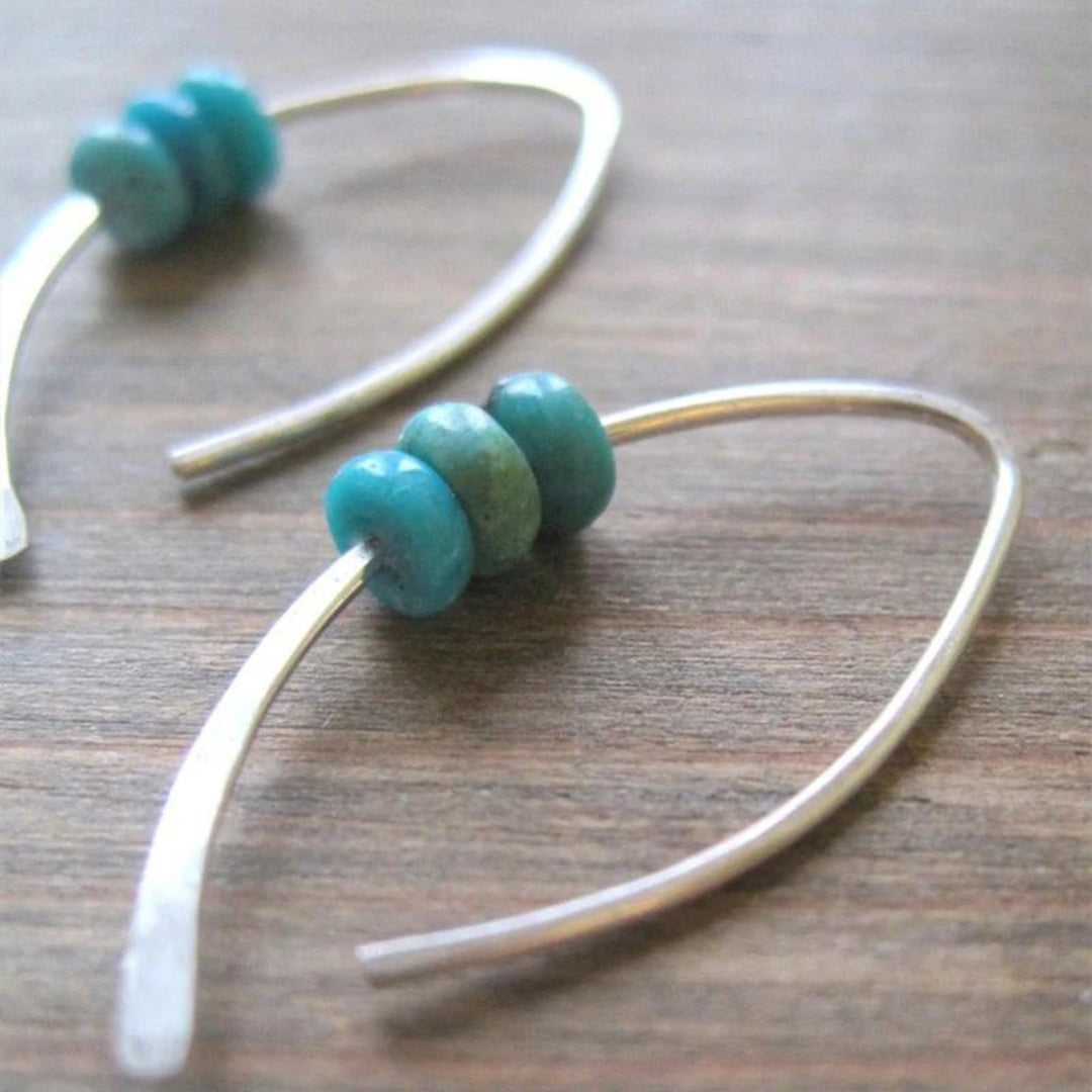 Boucles d'oreilles bohèmes ondulées avec pierres turquoises en argent sterling