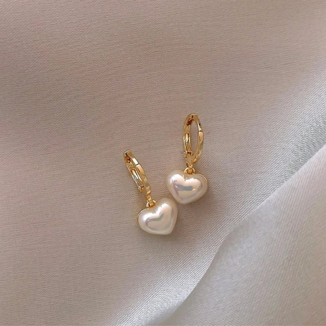 Boucles d'oreilles élégantes en perles blanches en forme de cœur
