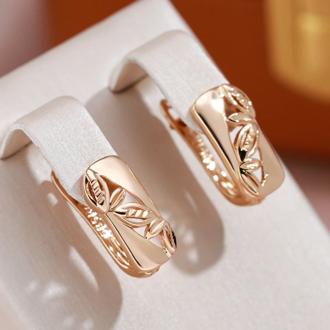 Boucles d'oreilles petites élégantes en or avec fleur