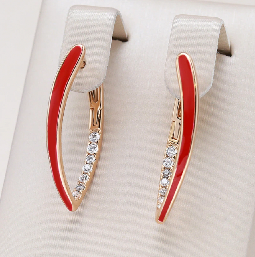 Boucles d'oreilles pointues élégantes avec émail rouge en or