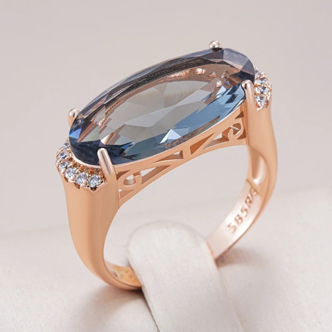 Bague élégante en cristal ovale bleu avec finition or