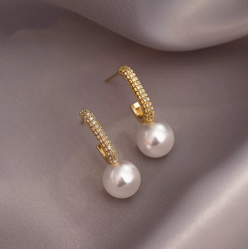 Boucles d'oreilles élégantes perlées brillantes dorées