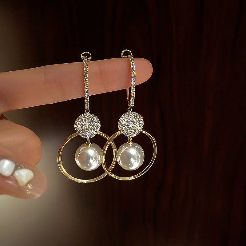 Boucles d'oreilles élégantes en perles de culture avec accents en zircon