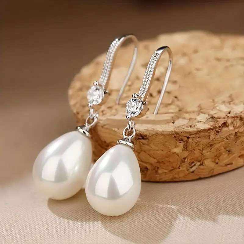 Boucles d'oreilles élégantes avec perles pendantes