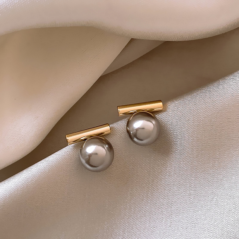 Boucles d'oreilles élégantes en perle noire et or