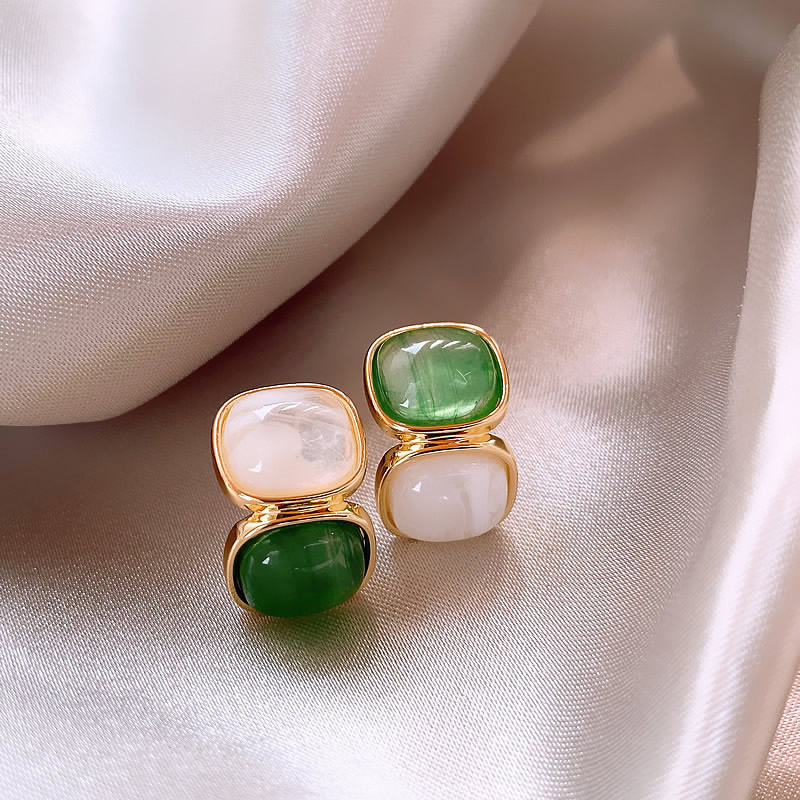 Boucles d'oreilles élégantes en or avec pierres blanches et vertes