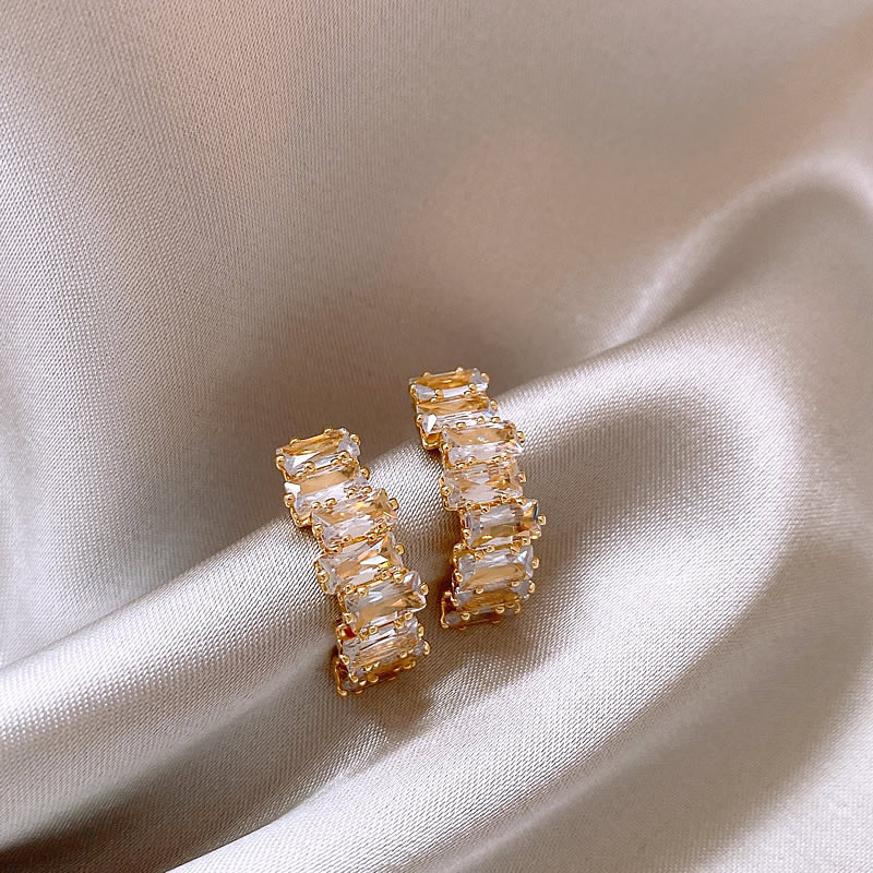Boucles d'oreilles élégantes en or avec zirconium