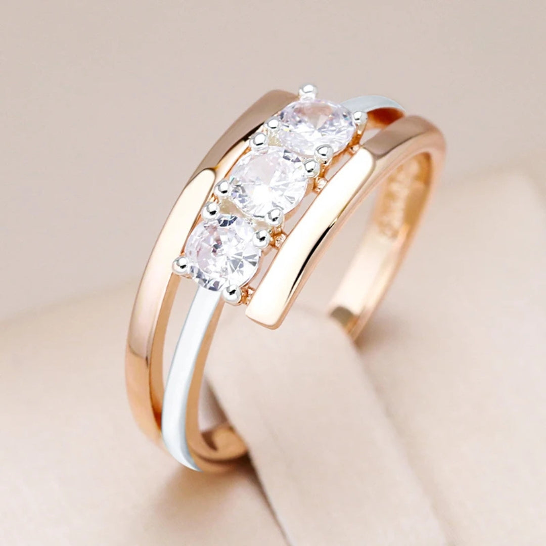 Bague élégante en couches en argent et or avec cristaux