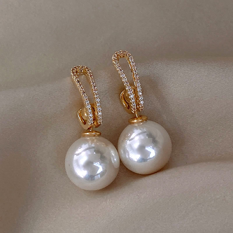 Boucles d'oreilles élégantes en perles avec zirconiums