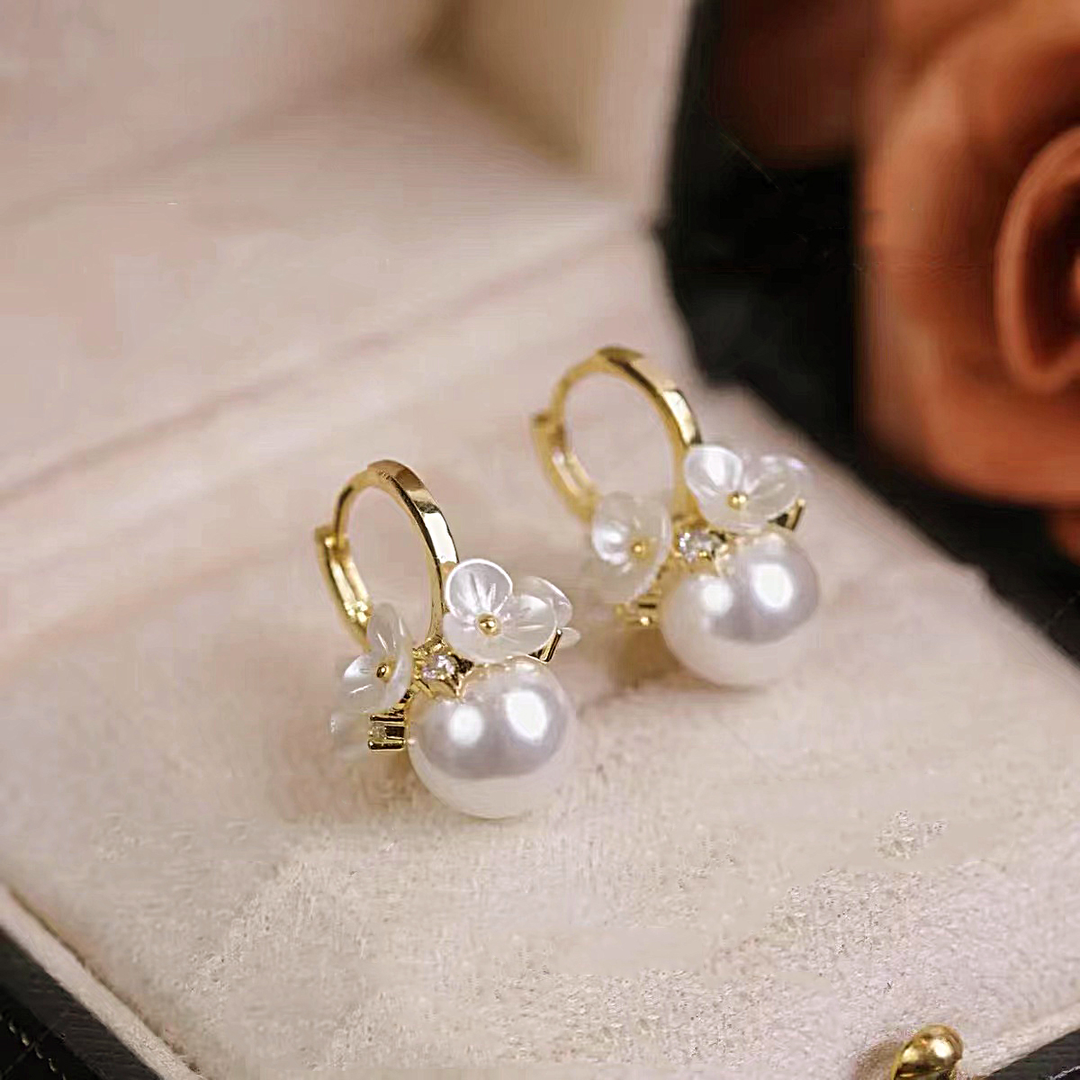 Boucles d'oreilles élégantes en perles et fleurs