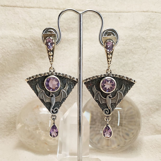Boucles d'oreilles élégantes en argent avec zircone violette