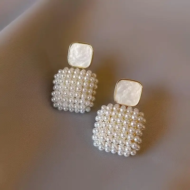 Boucles d'oreilles carrées élégantes avec perles intemporelles