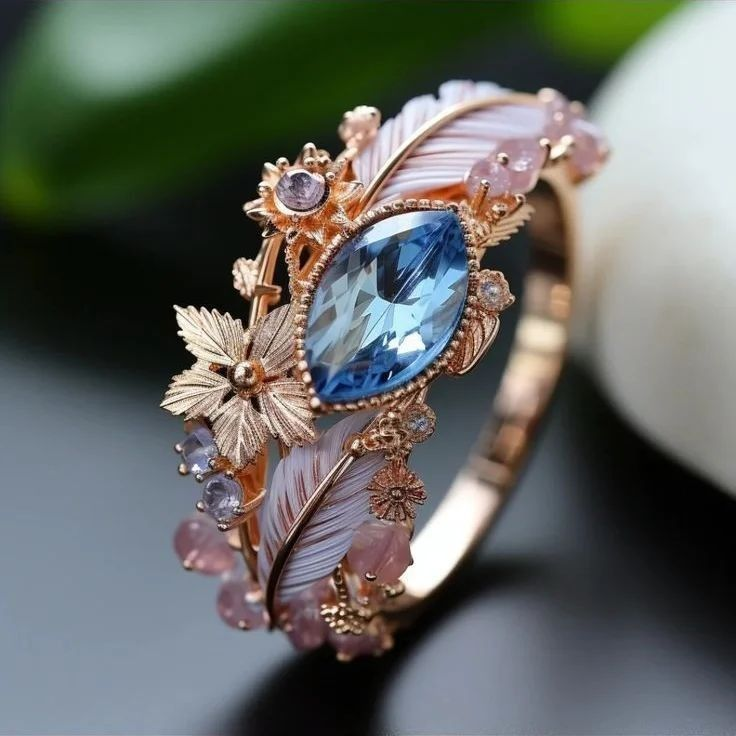 Bague en cristal bleu à plumes exotiques