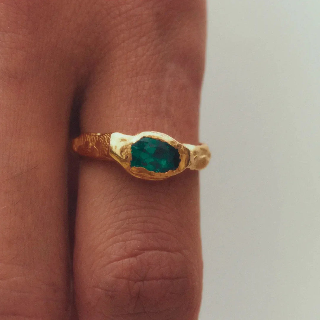 Bague ancienne en vert forgé oré