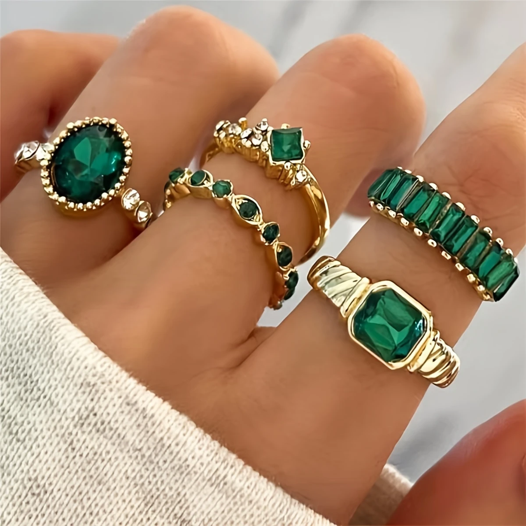 Ensemble de bagues dorées vertes brillantes