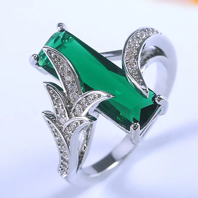 Bague en argent avec cristal vert