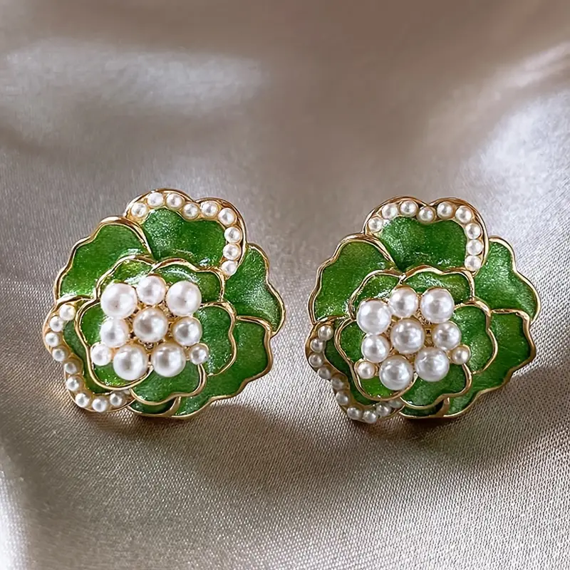 Boucles d'oreilles en émail vert avec des perles élégantes