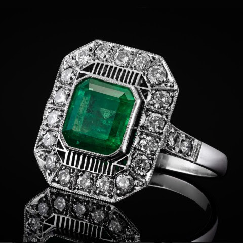 Bague brillante en émeraude incrustée de verts