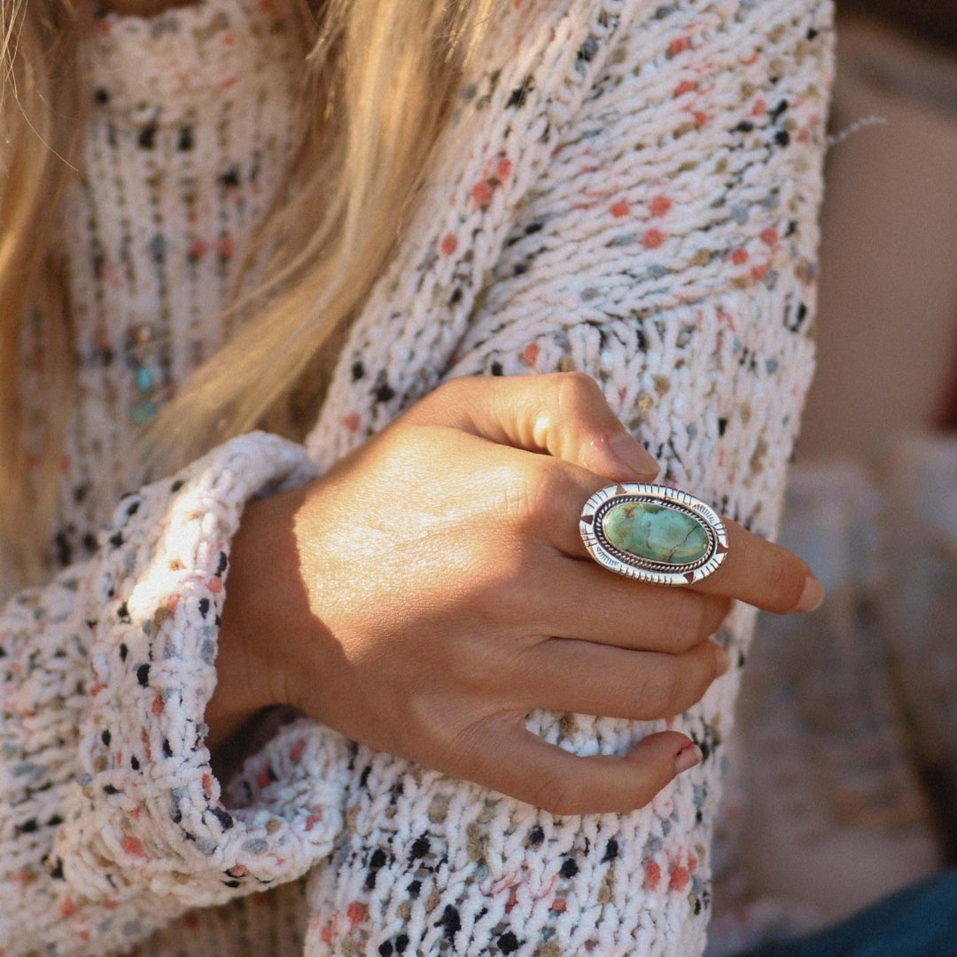 Bague en argent orné d'une pierre ovale verte