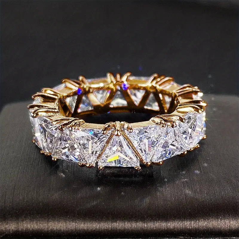 Bague en or avec cristal brillant incrusté