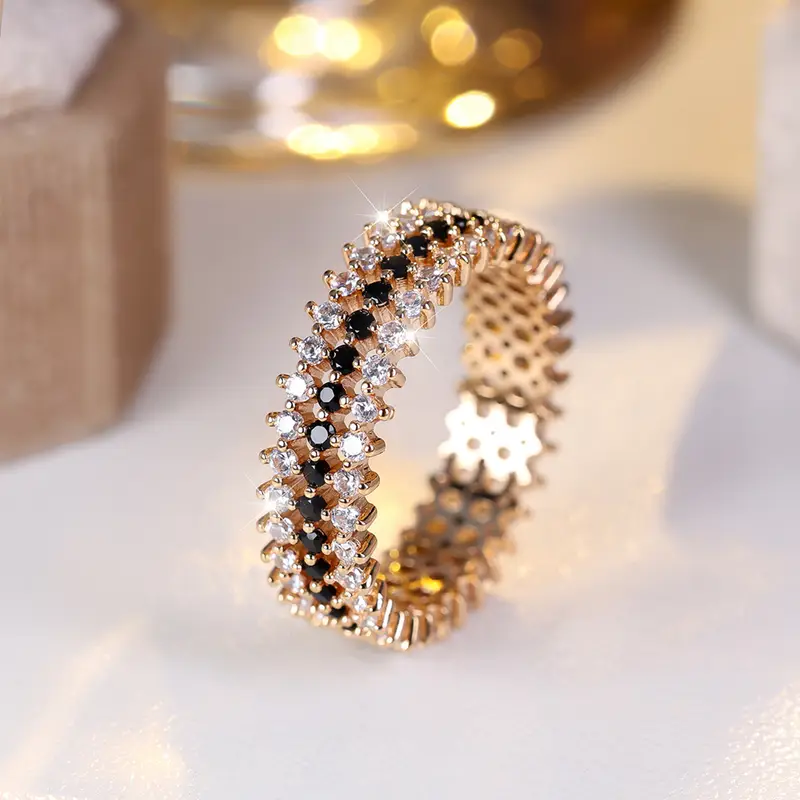 Bague en or avec cristaux scintillants incrustés