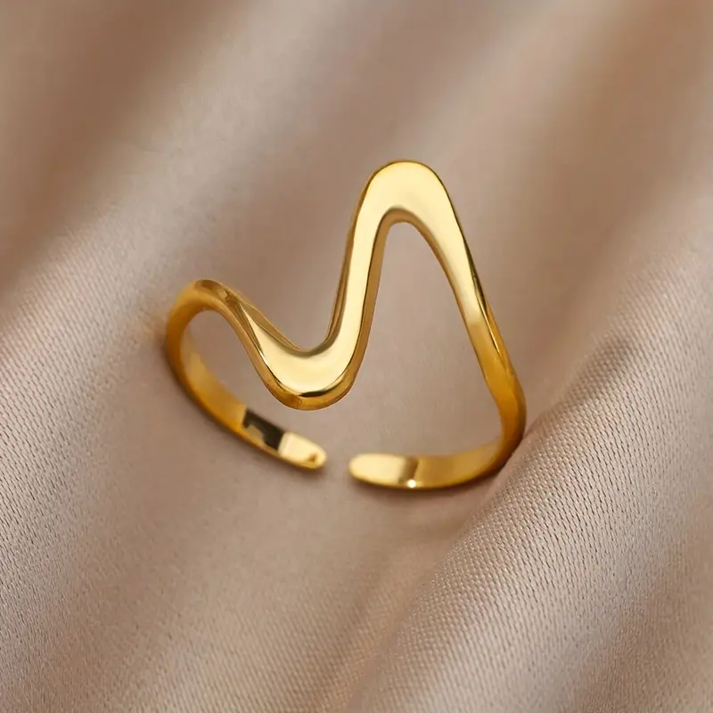 Bague en or irrégulière – Design unique fait main, parfaite pour empiler ou porter seule