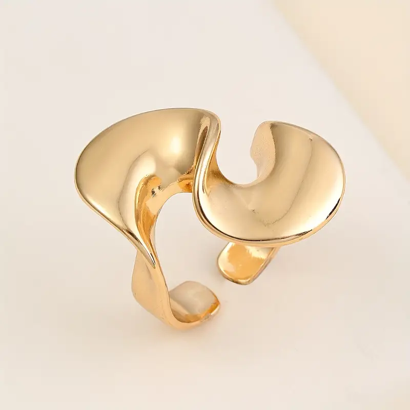 Bague dorée irrégulière