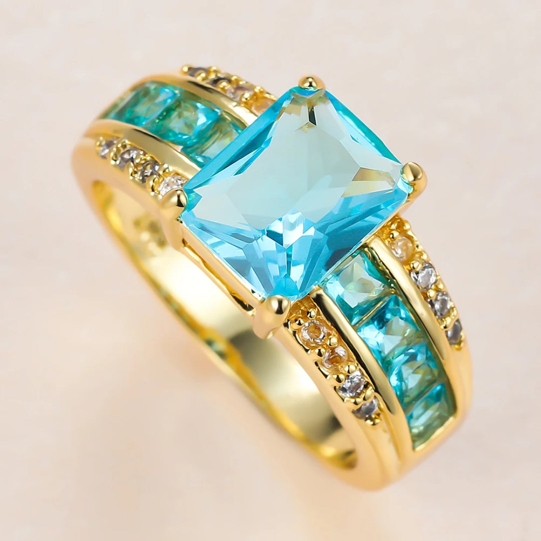 Bague en cristal bleu clair avec or