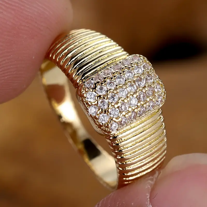 Bague dorée étincelante