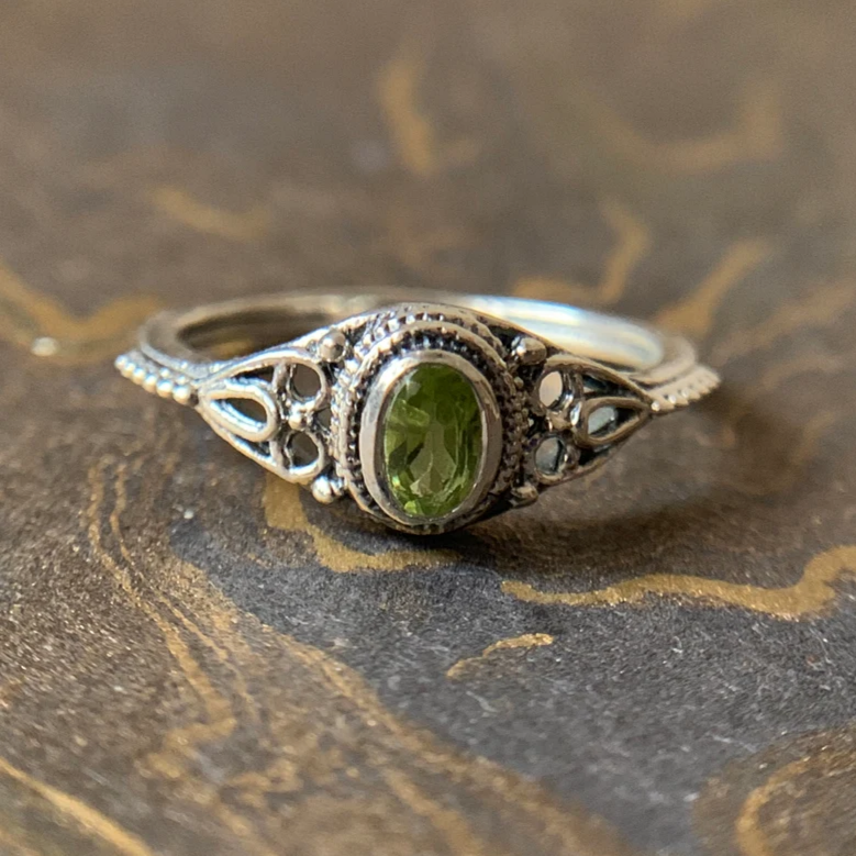 Bague en argent et pierre d'olive vintage