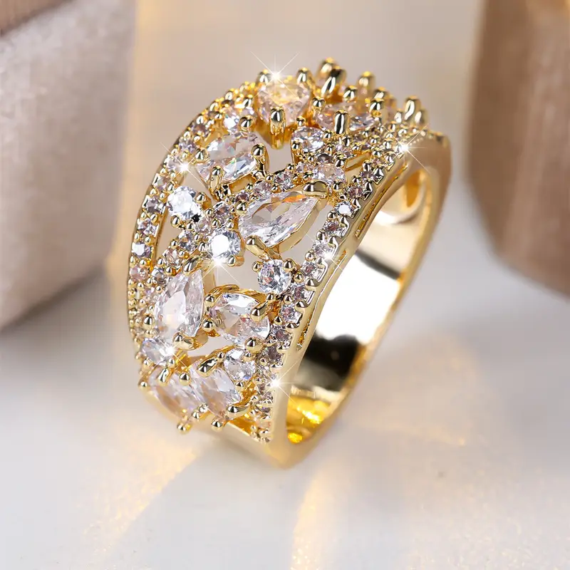 Bague en or vide avec cristaux blancs