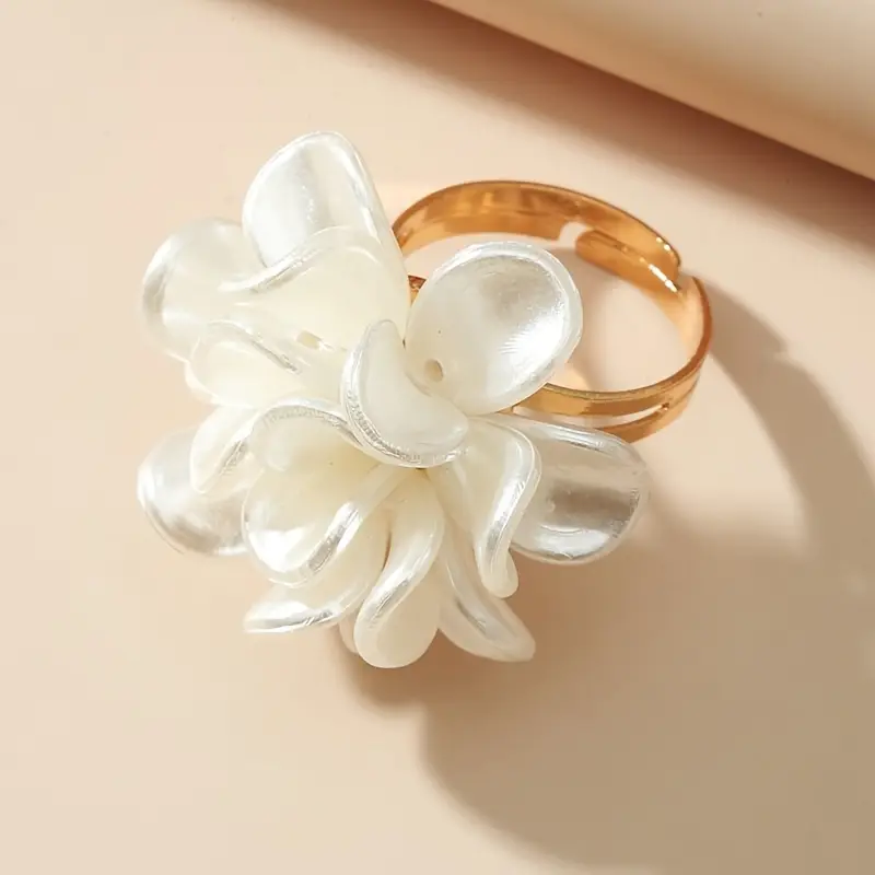 Anneau doré à fleurs irrégulières blanches