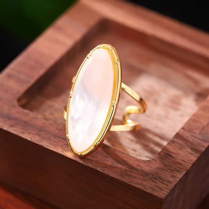 Bague en opale blanche ornée de jaune