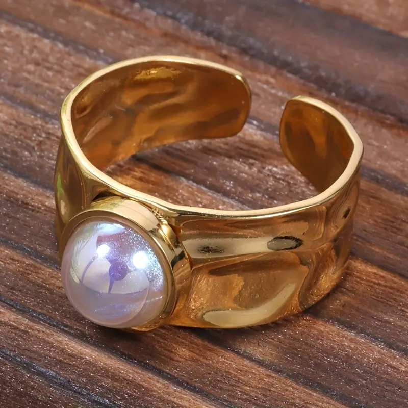 Bague en or perle blanche