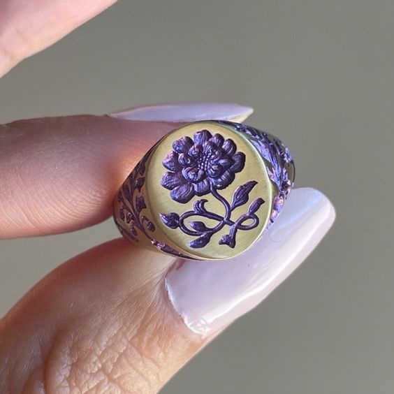 Anneau de sceau vintage avec fleur violette