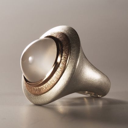 Bague en argent vintage incrustée de pierre de lune