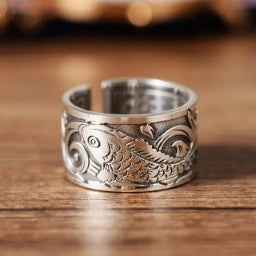 Bague en argent vintage ouverte sur la mer